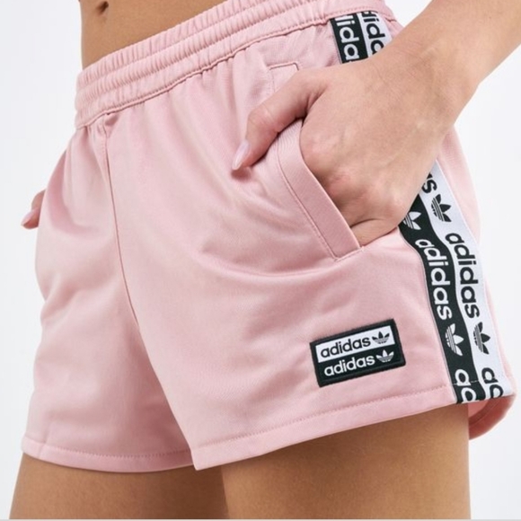 short adidas originals tape rosa